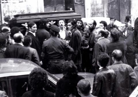 Funeral de José António Ribeiro Santos cercado pela polícia, 14 de outubro de 1972 (ANTT). Ao centro, de casaco comprido, Vasco Cal, então membro da direcção da AE do ISCEF