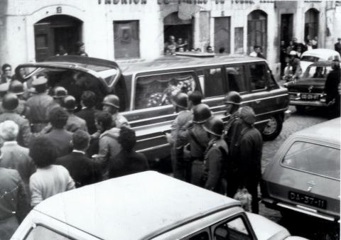 Funeral de José António Ribeiro Santos cercado pela polícia, 14 de outubro de 1972 (ANTT)