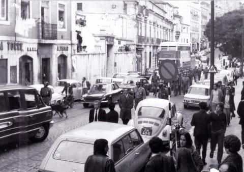 Funeral de José António Ribeiro Santos cercado pela polícia, 14 de outubro de 1972 (ANTT)
