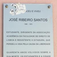 Placa colocada pela CML, em 12-10-2012, na casa onde viveu José António Ribeiro Santos