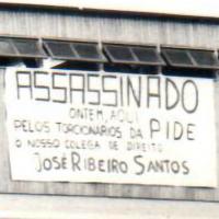 Cartaz colocado no edifício do ISCEF denunciando o assassinato de Ribeiro Santos pela PIDE/DGS